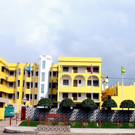 Hotel Samrat Baharampur Екстер'єр фото