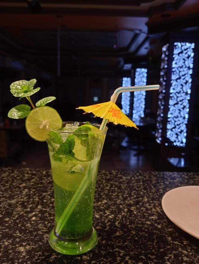 Hotel Samrat Baharampur Екстер'єр фото