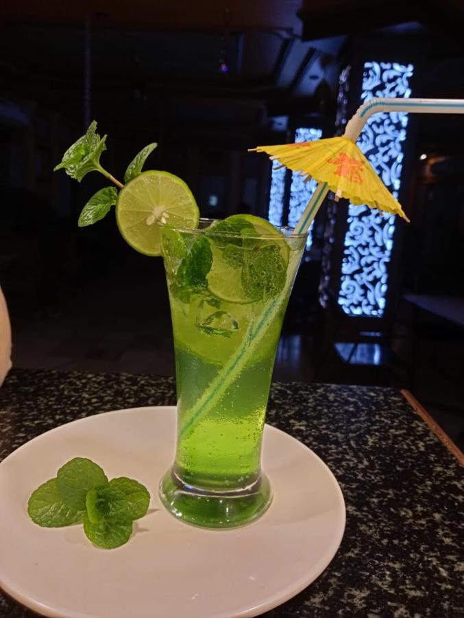 Hotel Samrat Baharampur Екстер'єр фото