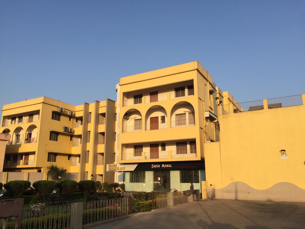Hotel Samrat Baharampur Екстер'єр фото