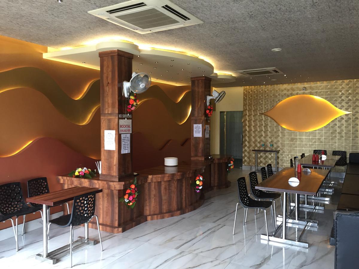 Hotel Samrat Baharampur Екстер'єр фото